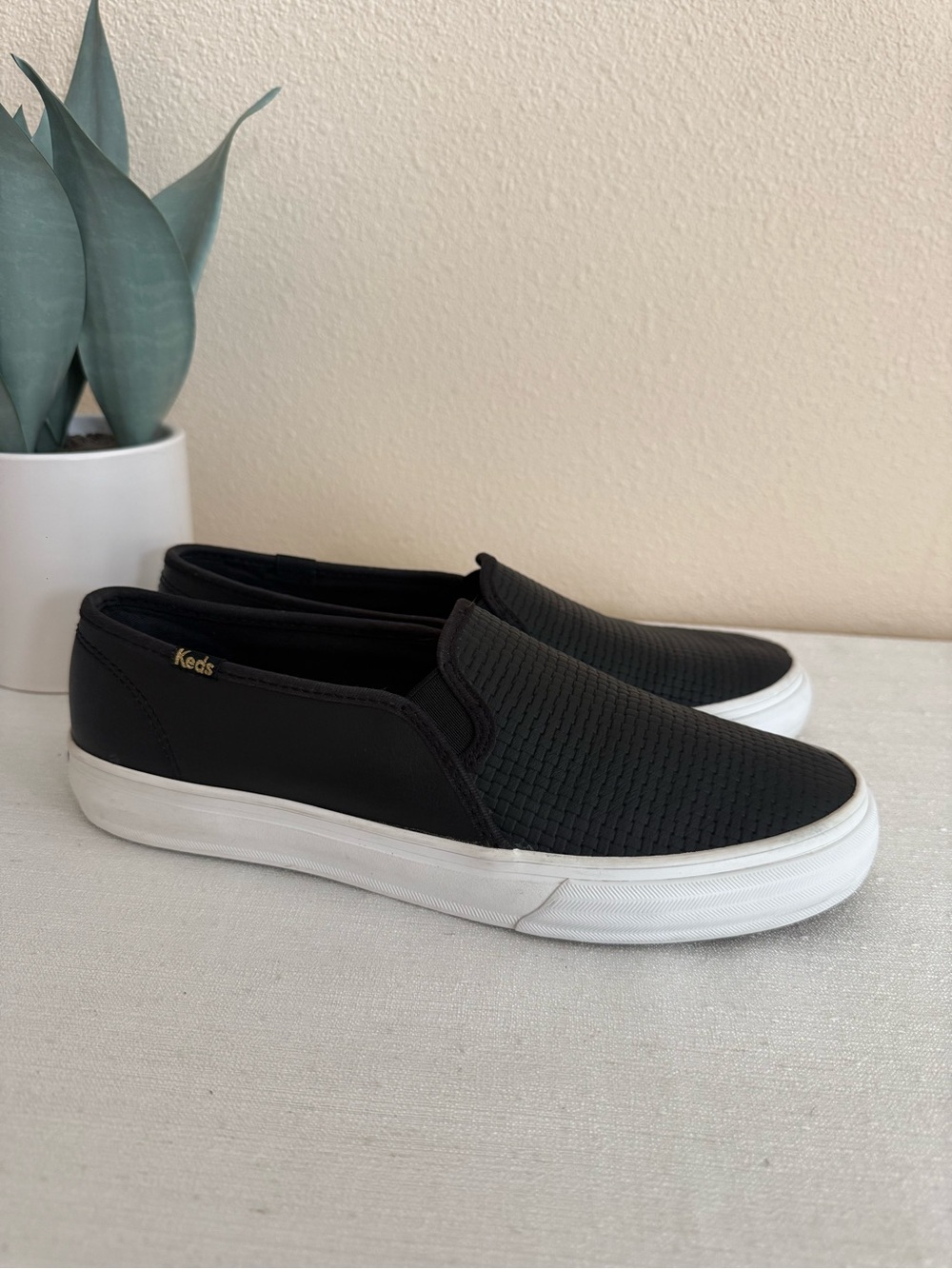 Keds women’s Textured Black Leather Slip-On Casual Sneakers